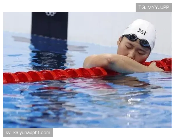 叶诗文居然晒出家里泳池，普通人光是电费就得哭哭了