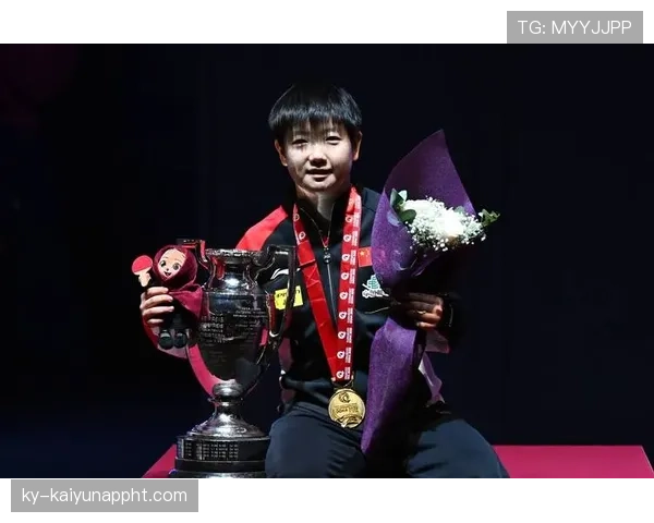 孙颖莎的行李箱里塞了三双球鞋和一张全家福，训练完直接飞巴黎看秀？